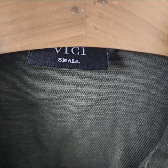 Vici NWOT distressed jacket (shacket) side pockets button front - Picture 3 of 13